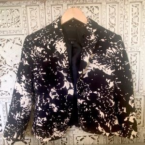 Cropped Jacket, 3/4 sleeves. Vintage look. Floral print.